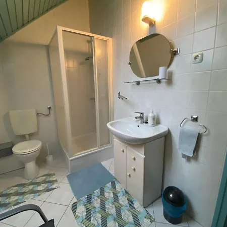 شقة Gyoengyoes Apartman, Kenyelem 5 Percre A Termaltol *